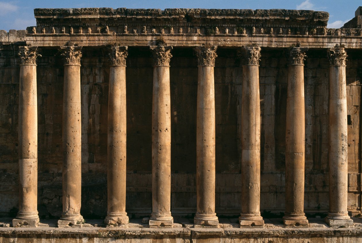 Bacchus temploma, kilátás az oszlopcsarnokra; Nagy birodalmi időszak (i.e. 27-395) alkotó: Roman Imperial Period