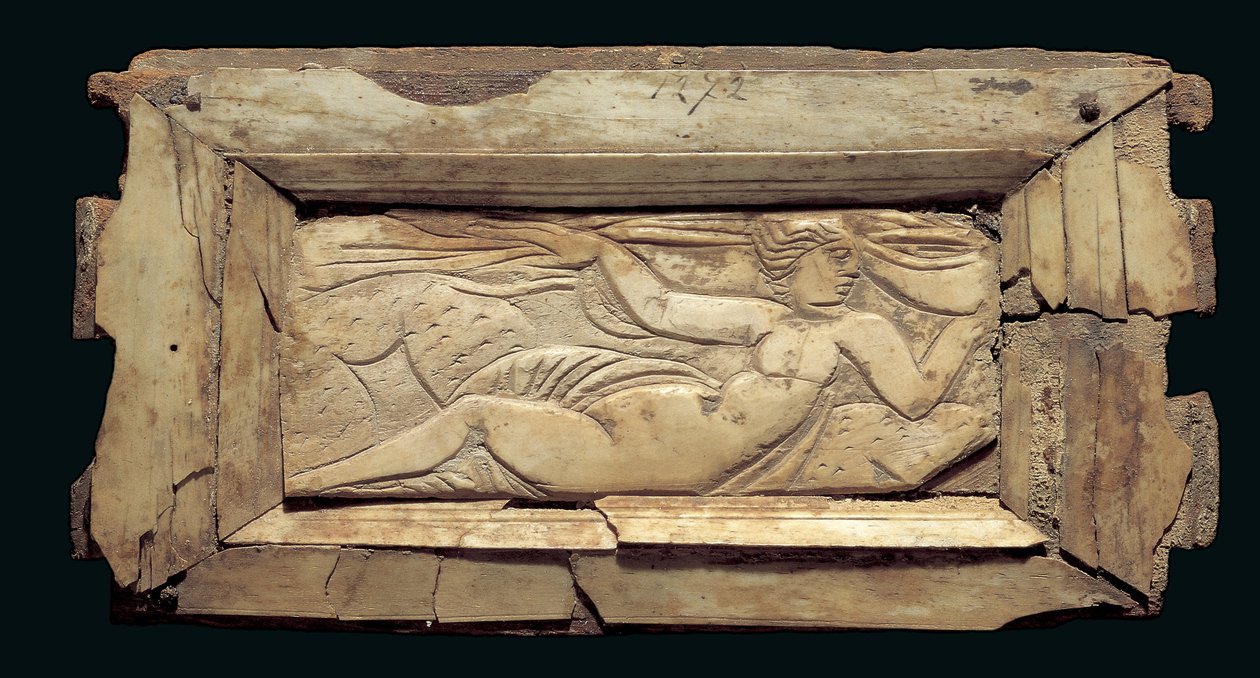 Bekeretezett emléktábla női alakkal, Egyiptomból, Kr.u. 3. század végétől 4. század elejéig (csont) alkotó: Roman Period Egyptian