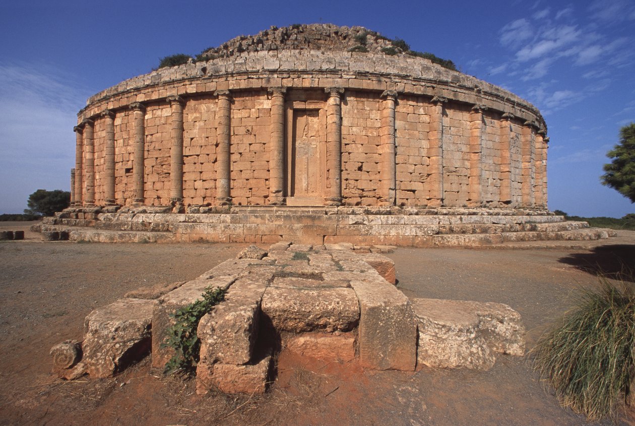 Mauretániai Királyi Mauzóleum, amelyet a hamis ajtókra öntött keresztek miatt a keresztények sírjának neveznek (lásd még: 233873) alkotó: Roman Republican Period