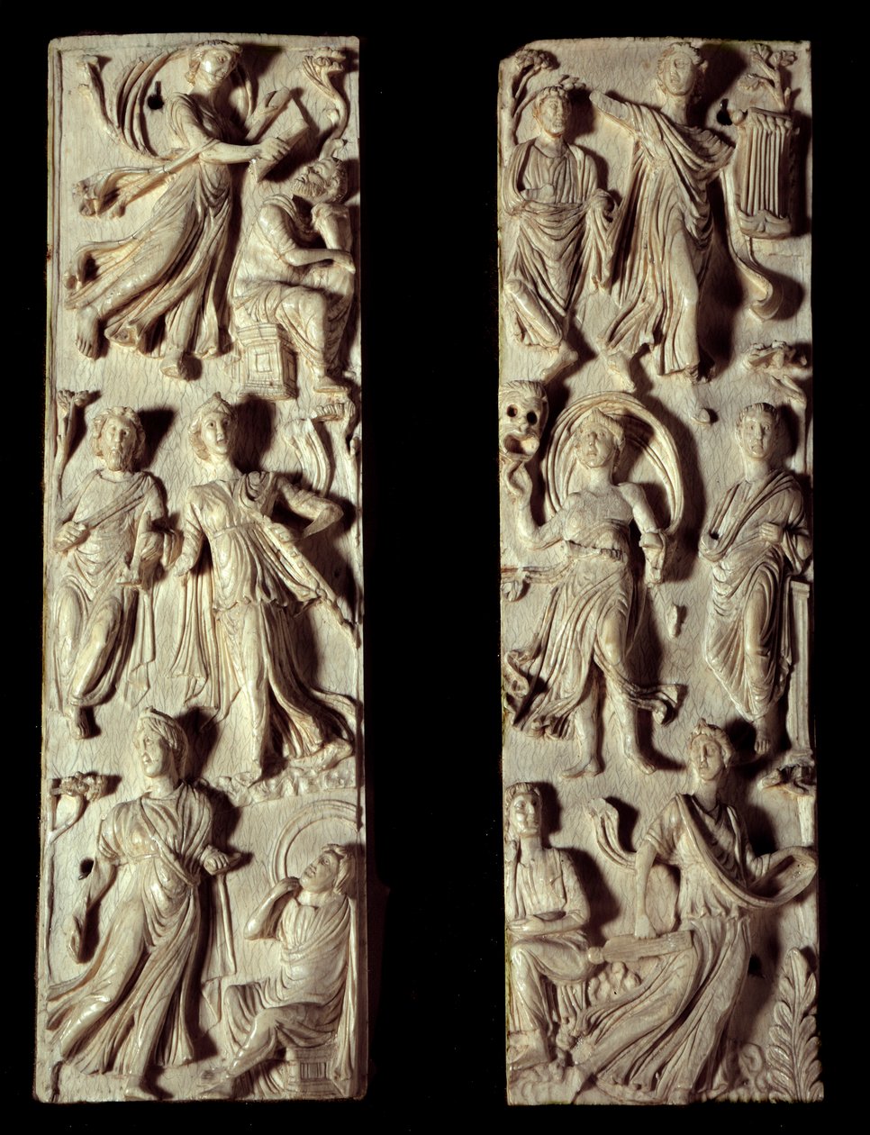 Az ókori Róma: faragott elefántcsont diptichon hat múzsát és hat költőt (vagy filozófust) ábrázol. 5. század JC után. Párizs, Louvre Múzeum alkotó: Roman Roman