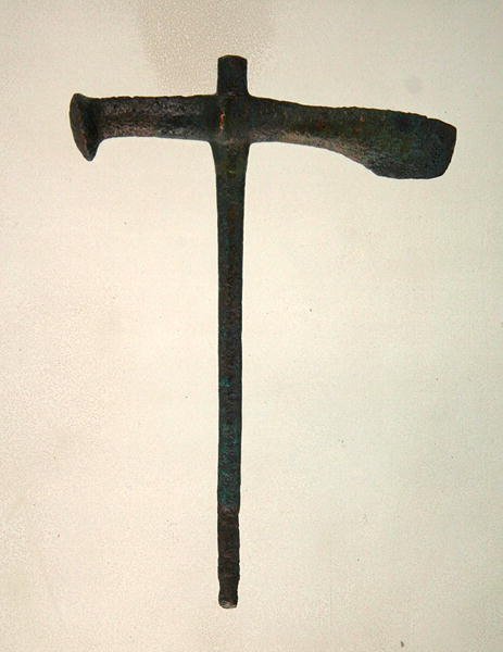 A fejsze, Bebrában találva (réz) alkotó: Roman Roman