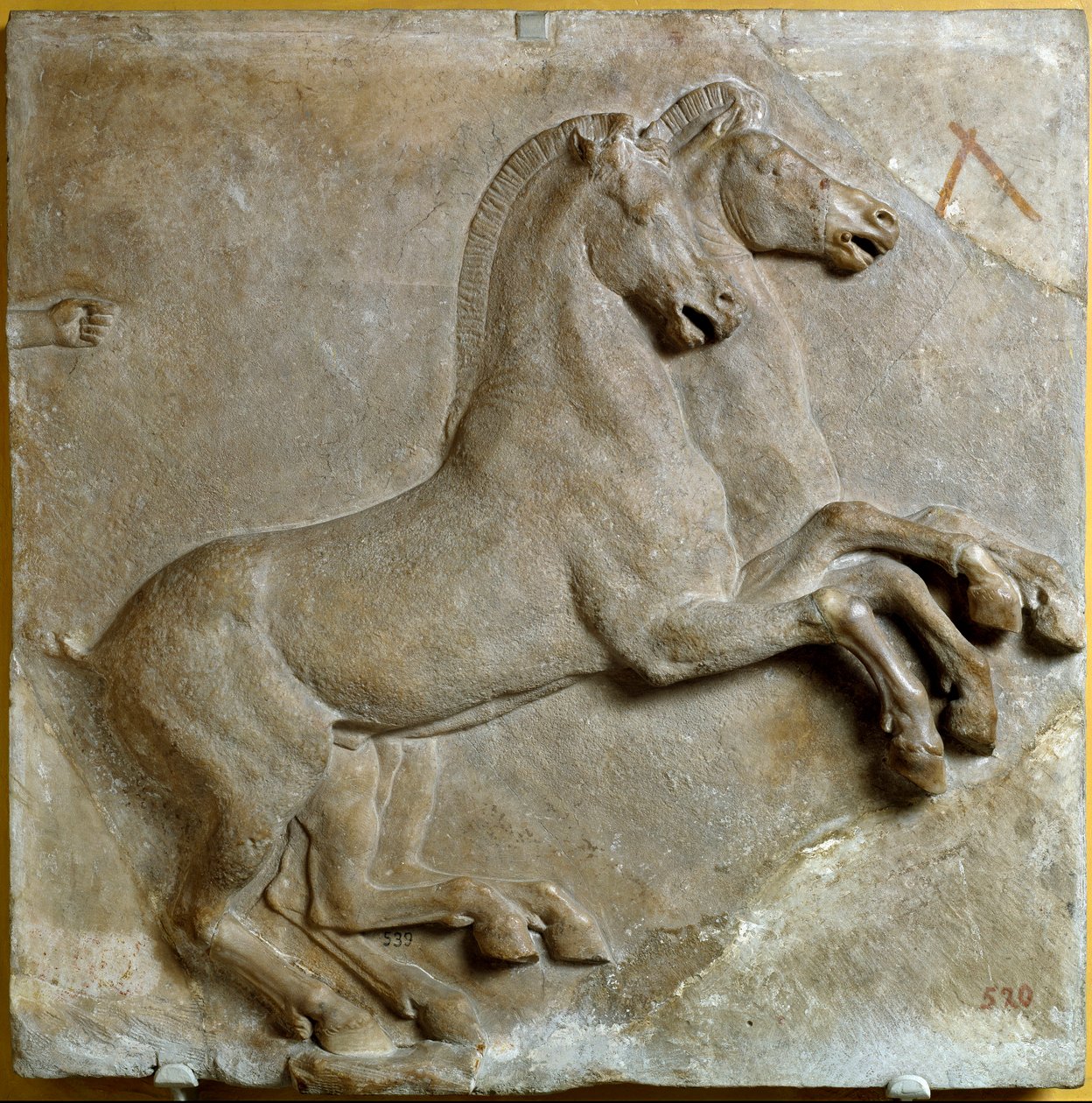 Bige (kétkerekű római tank, amelyet két ló húz) (dombormű) alkotó: Roman Roman