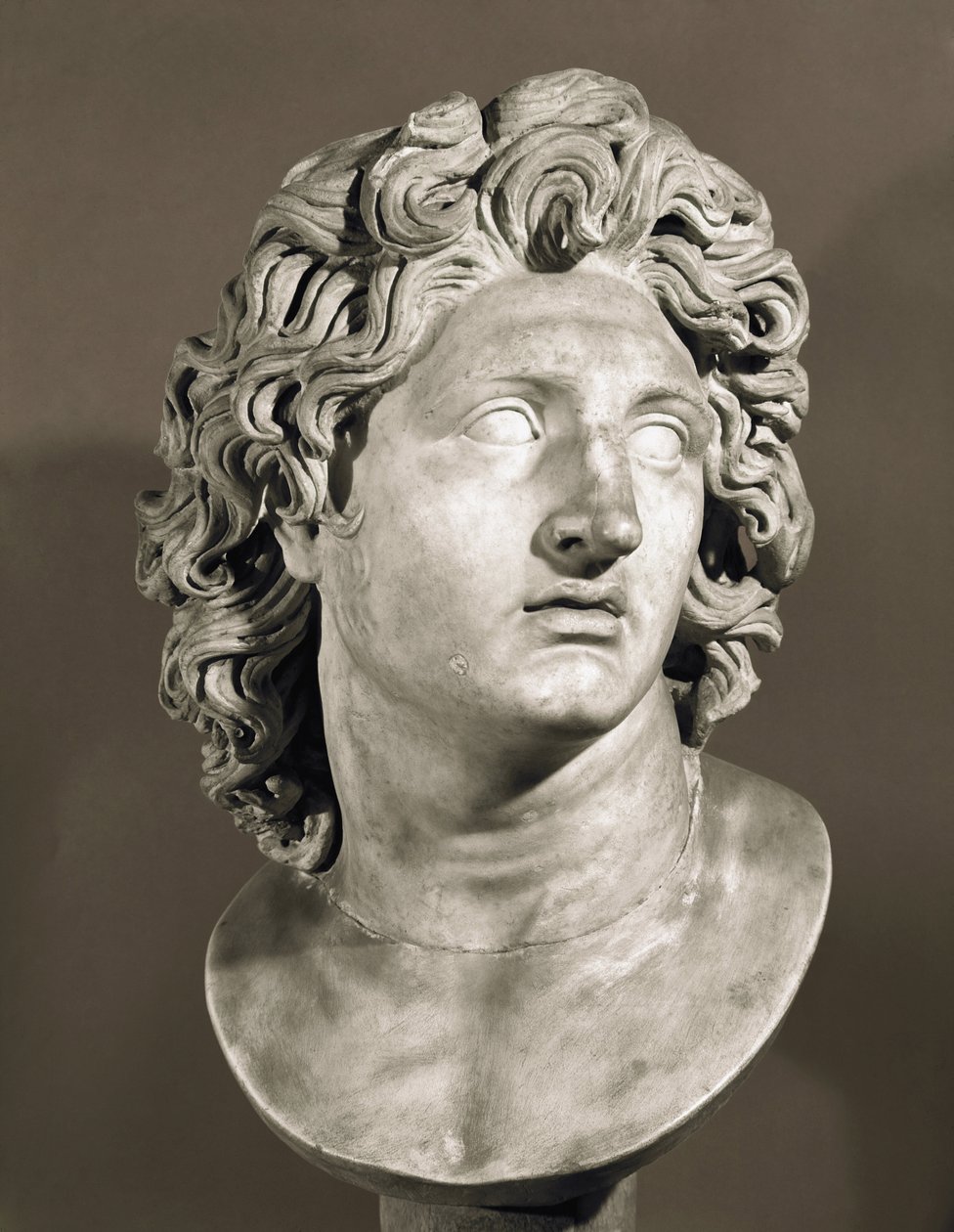 Nagy Sándor (Kr. e. 356-323), Macedoina királyának és Perzsia hódítójának mellszobra. Egy görög eredeti, márványszobor római másolata. Capitolium Múzeum, Róma alkotó: Roman Roman