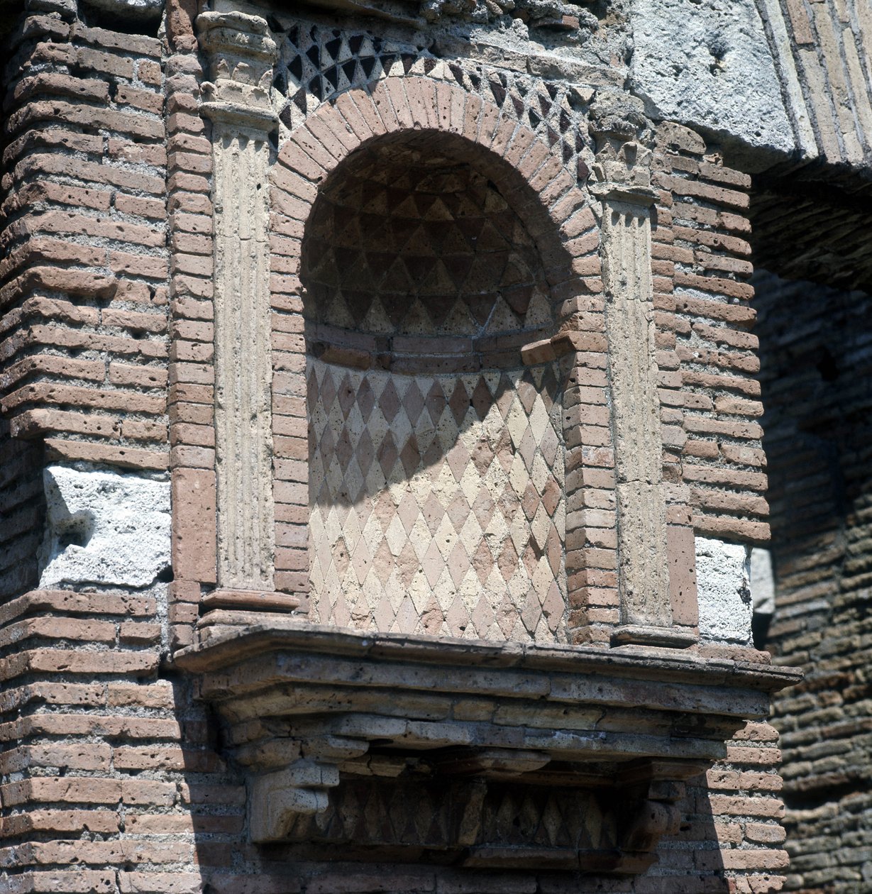 Casa del Laraire (Lararium) Ostiában (Ostia), Róma közelében. alkotó: Roman Roman