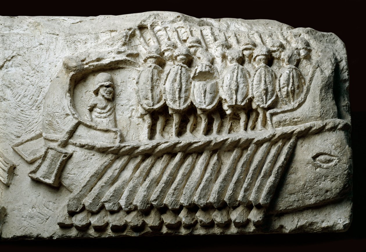 Fegyveres katonákat szállító római bireme hadihajó öntvénye (dombormű sziklán) alkotó: Roman Roman