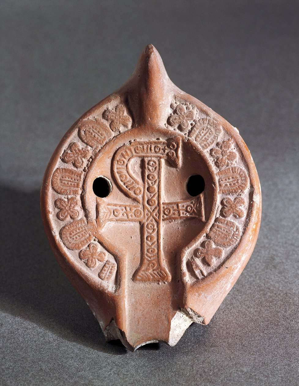 Chi-Rho díszítésű lámpa, terrakotta alkotó: Roman Roman