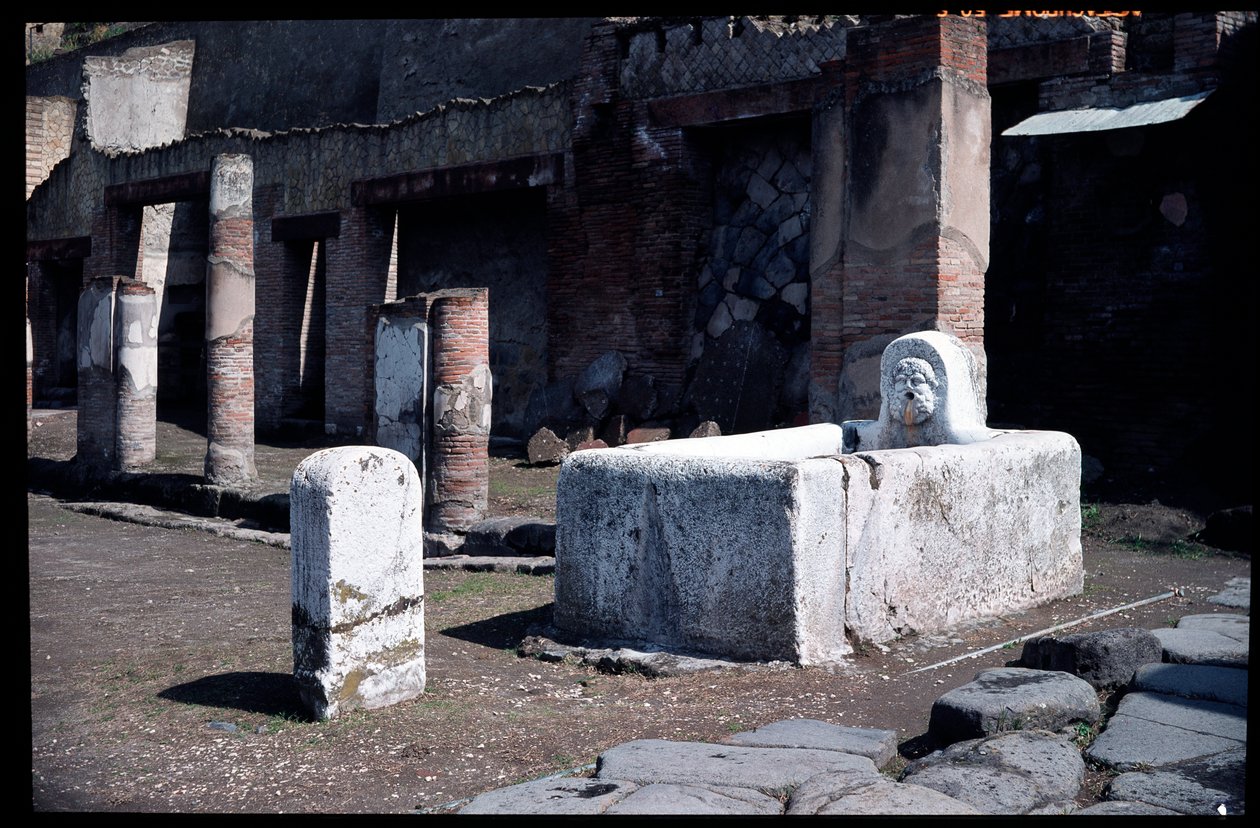 Szökőkút a Decumanus maximuson, Kr.e. 5. század – Kr. u. 1. század alkotó: Roman Roman