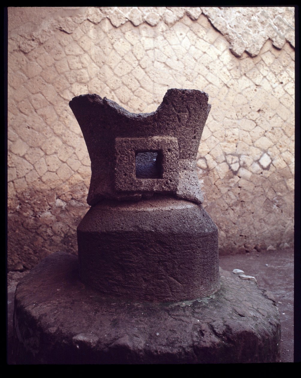 A Pistrinum köszörűköve (pékség), Kr.e. 5. század – Kr. u. 1. század alkotó: Roman Roman