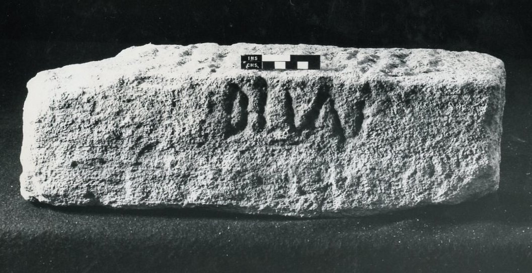 Feliratos Századi kő (kő) alkotó: Roman Roman