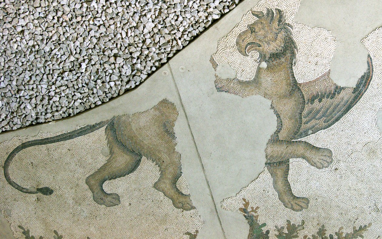 Oroszlán Griffot ábrázoló mozaik, Arasta Bazár, Ahmet szultán mecset, Isztambul. alkotó: Roman Roman