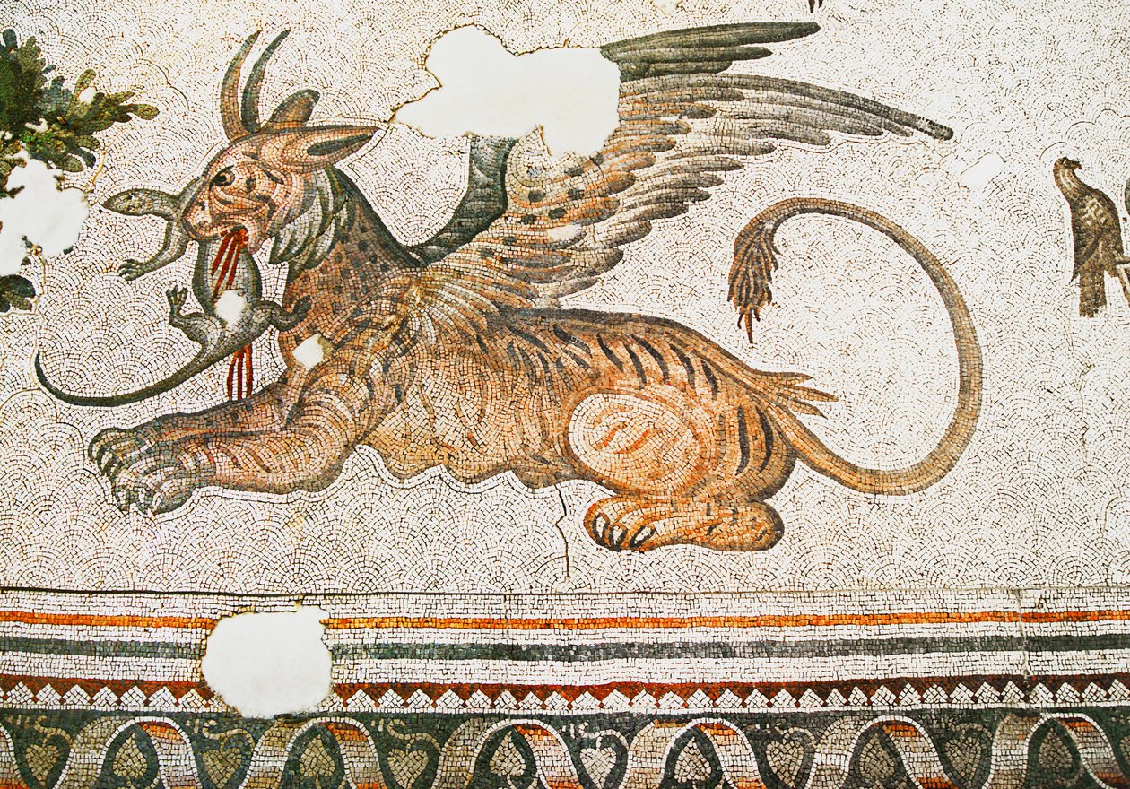 Egy gyíkot evő tigris-griffet ábrázoló mozaik, Arasta Bazár, Ahmet szultán mecset, Isztambul. alkotó: Roman Roman