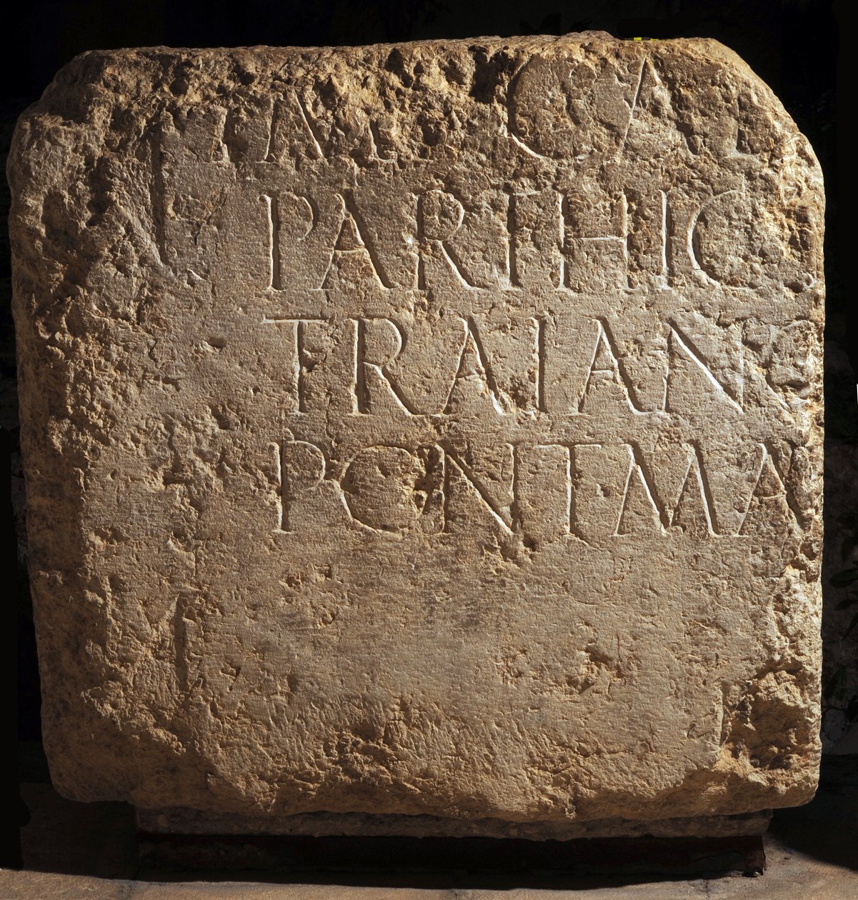 Egy nagyobb hadriánus-kori felirat része, Kr.u. 2. század (kő) alkotó: Roman Roman