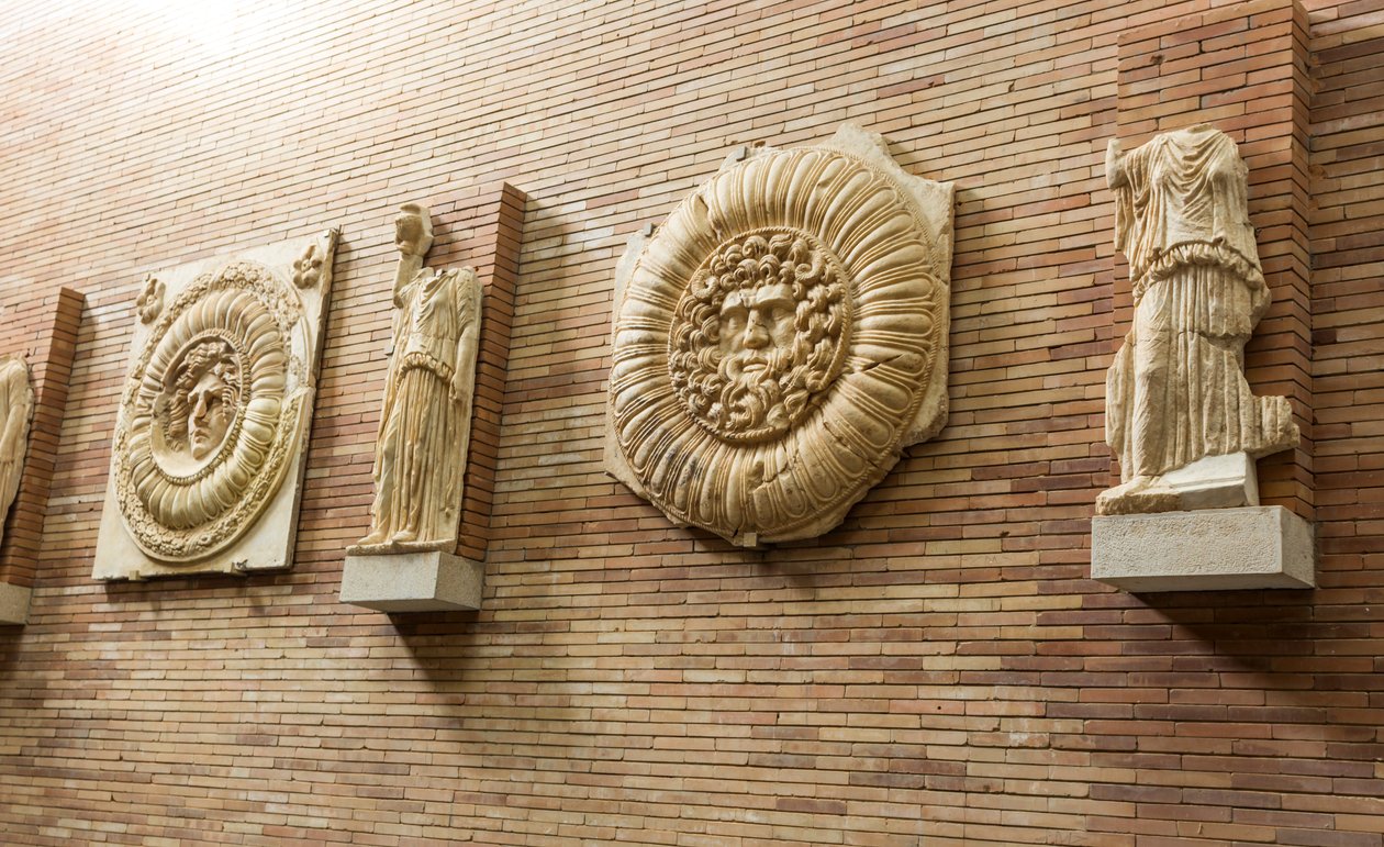 Emléktáblák a nagyterem falán alkotó: Roman Roman