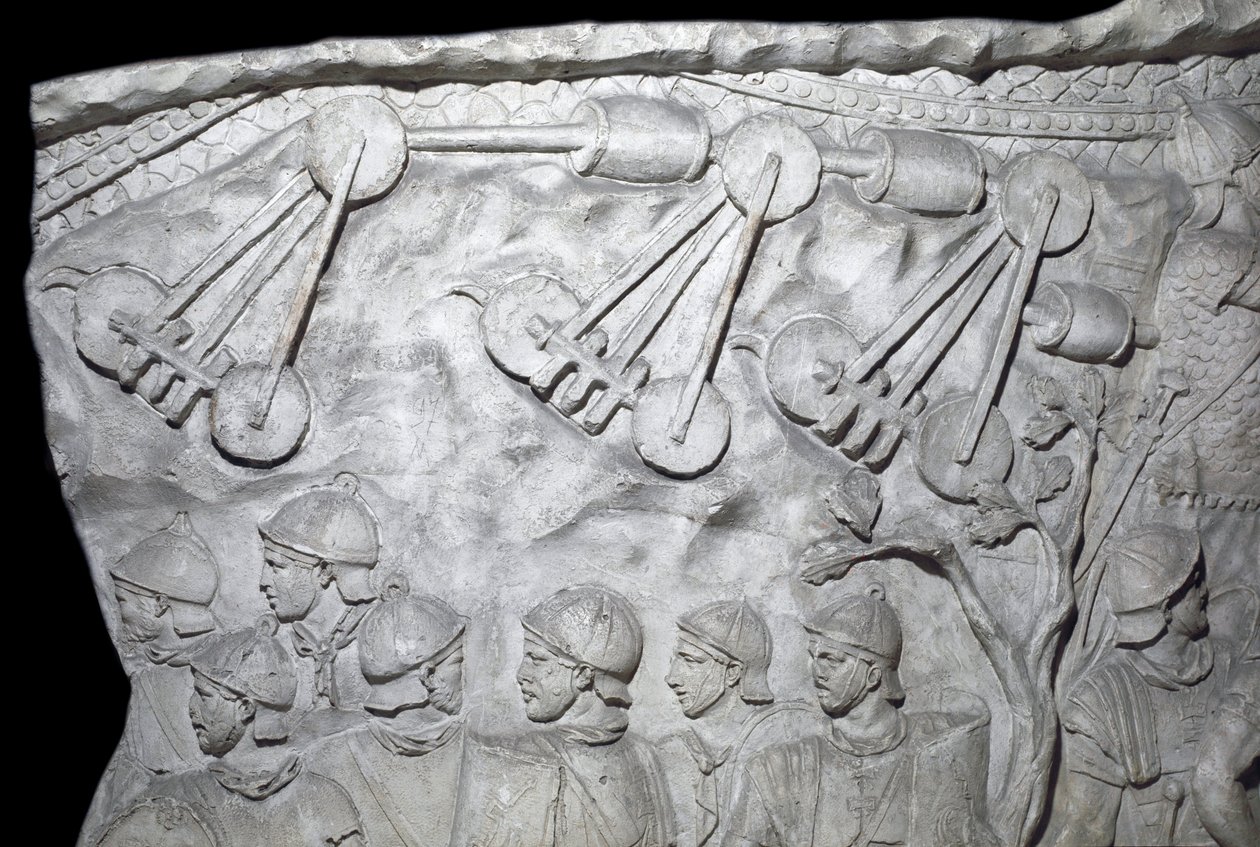 Római művészet: „” Hadigépek a második háborúban”” 1862-es öntőforma, amely a Traianus császár (53-117) uralkodása idején épült római Traianus oszlop (Trajane oszlop) (Colonna Traiana) domborműveit reprodukálja. A Trajane-oszlop a győzelemre állít emléket alkotó: Roman Roman