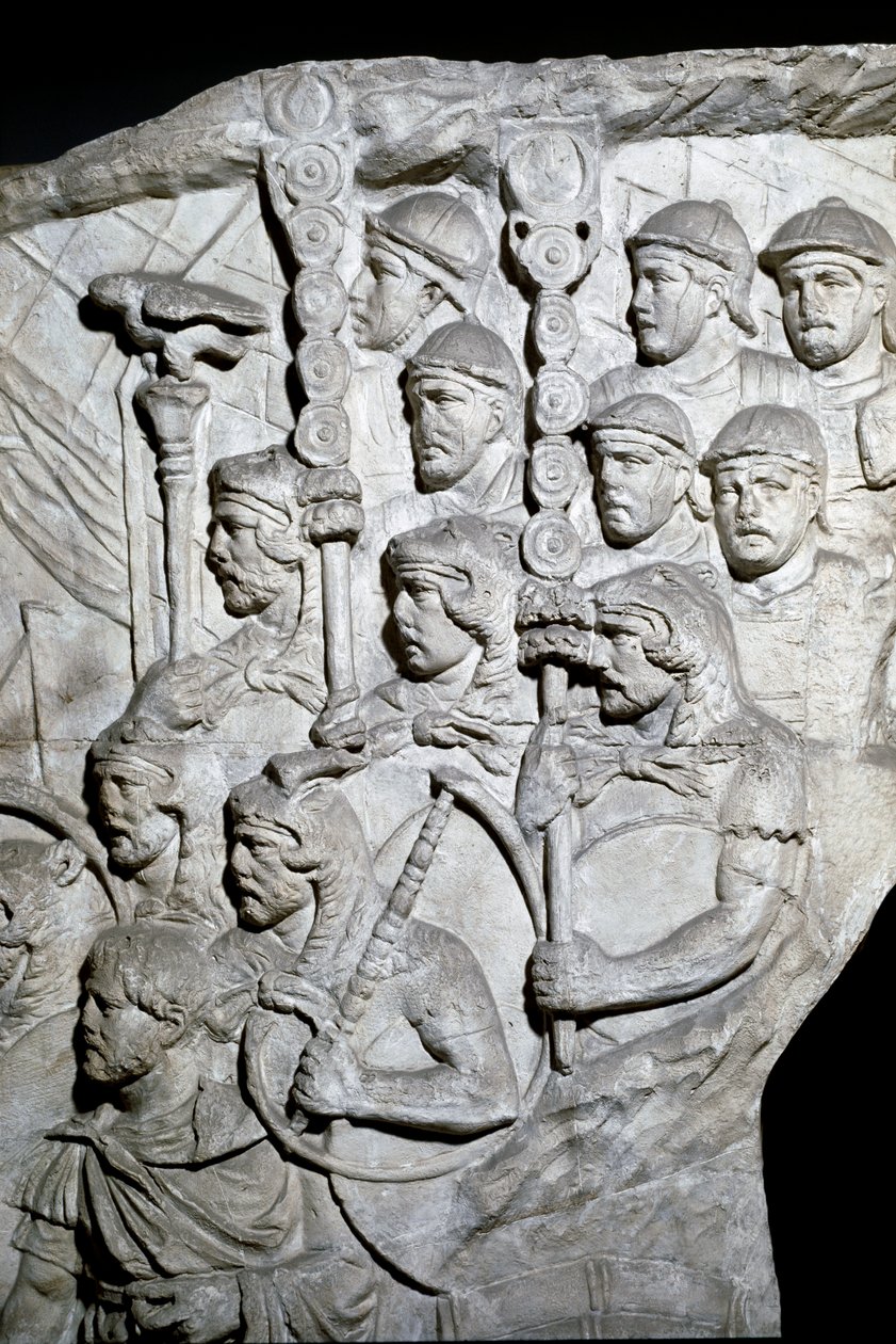 Római művészet: „” Vexillumot hordozó harcosok (római transzparensek)”” 1862-es öntőforma, amely a Traianus császár (53-117) uralkodása idején épült római Traianus oszlop (Trajane oszlop) (Colonna Traiana) domborműveit reprodukálja. A Trajane-oszlop megeml alkotó: Roman Roman