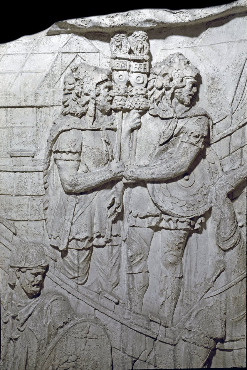 Római művészet: „Római sast hordozó harcosok (Aquiliferes)” 1862-es öntőforma, amely a Traianus császár (53-117) uralkodása alatt épült római Traianus oszlop (Trajane oszlop) (Colonna Traiana) domborműveit reprodukálja. . A Trajane-oszlop megemlékezik alkotó: Roman Roman