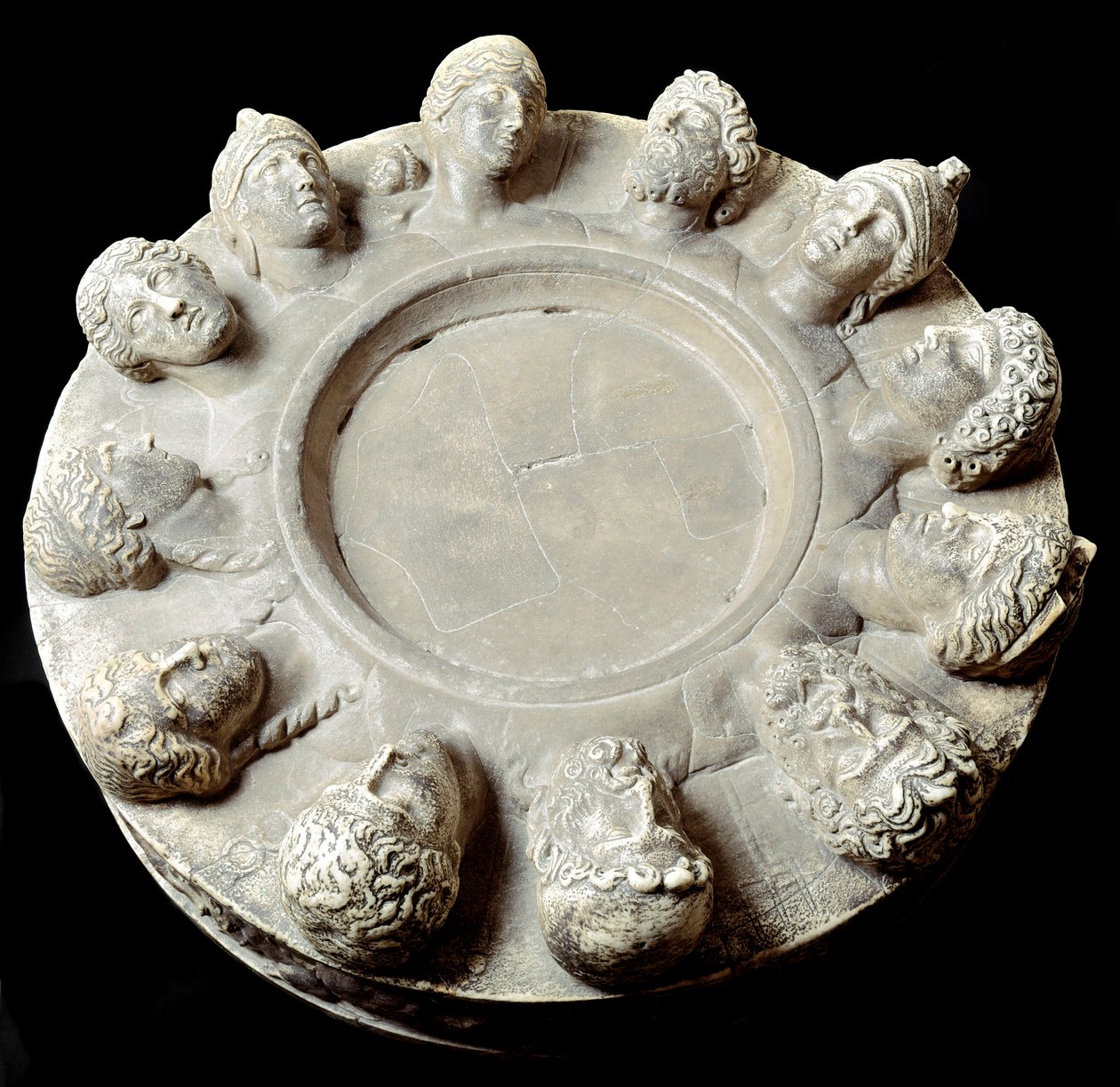 Római művészet: Olümposz tizenkét istenségének márványoltára - Gabiiból (Lazio) Kr.u. 1-2. század - Párizs, musee du Louvre - Olümposz tizenkét istenségének oltára - Márványszobor, Gabiiból (Lazio) alkotó: Roman Roman