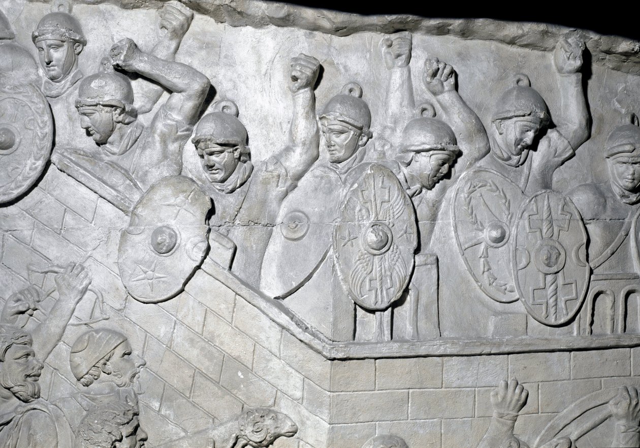 Római művészet: „Római katonák egy erődítmény védelmében” 1862-es öntőforma, amely a Traianus császár (53-117) uralkodása alatt épült római Traianus-oszlop (Traiana oszlop) (Colonna Traiana) domborműveit reprodukálja. A Trajane-oszlop a vi alkotó: Roman Roman