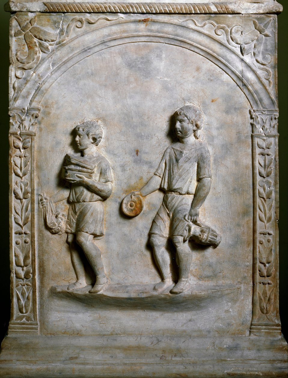 Római művészet: a síroltár két szolgát ábrázol, akik áldozati tárgyakat cipelnek. Alacsony megkönnyebbülés. Róma, Museo Nazionale Romano alkotó: Roman Roman