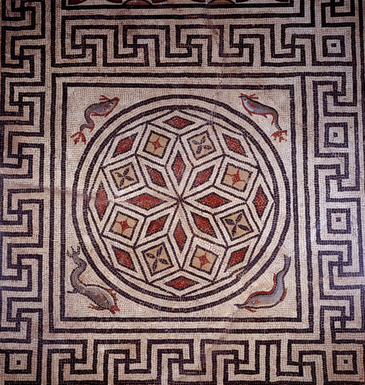 Római művészet: delfinek mozaik dekorációja. Nimes, Régészeti Múzeum. alkotó: Roman Roman