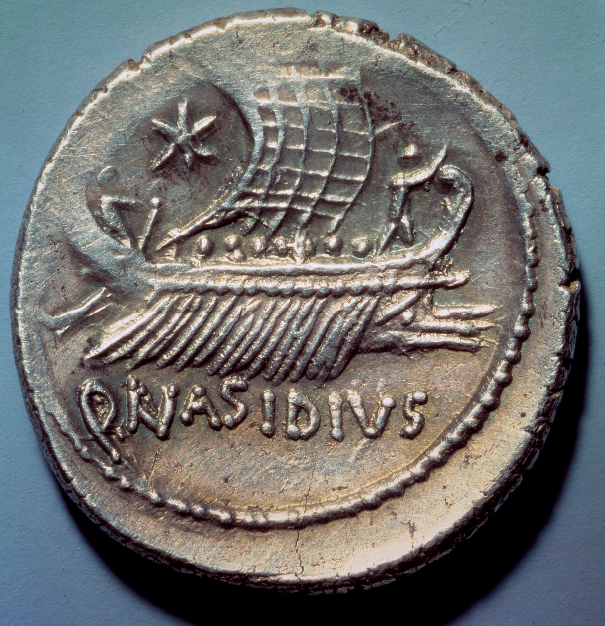 Római művészet: ezüst érme, amely egy római gályát ábrázol. Paris, B.N. alkotó: Roman Roman