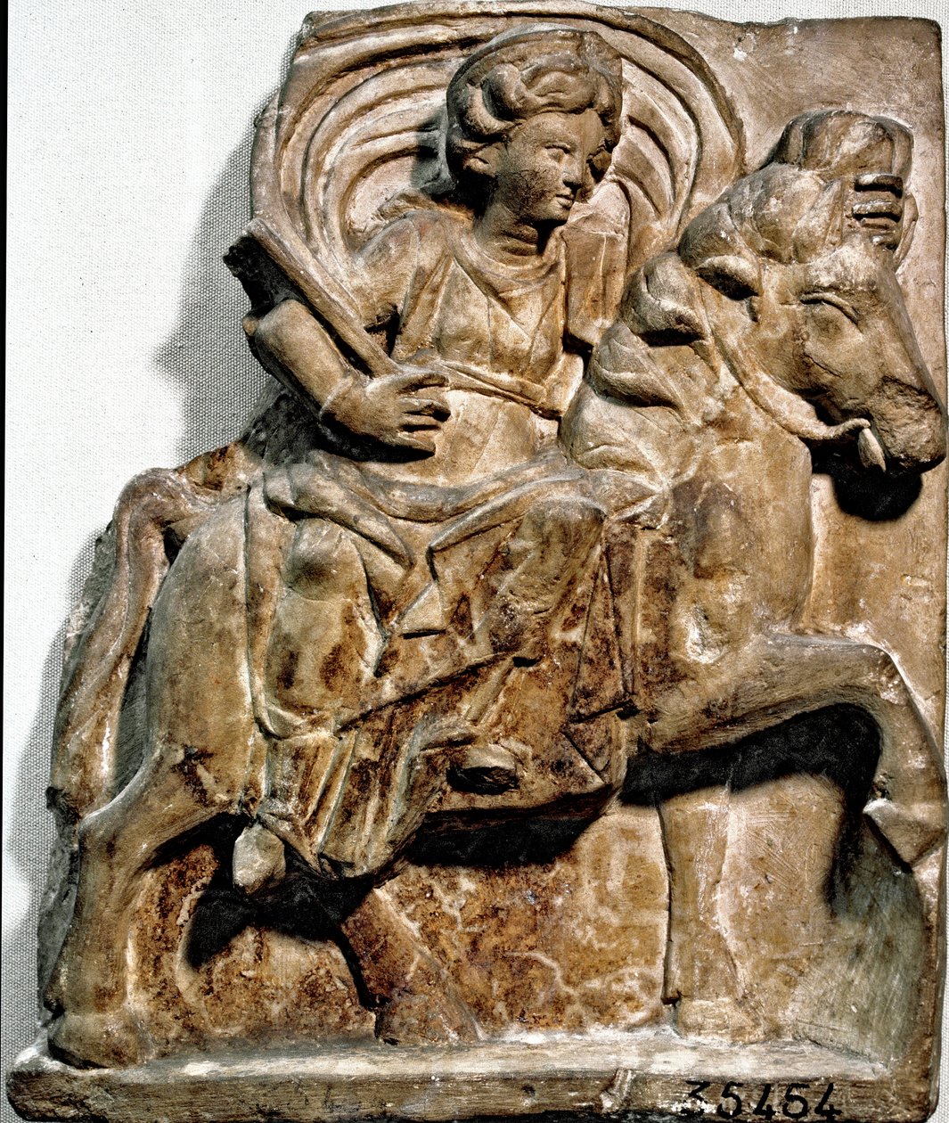 Római művészet: Epona istennő, gall eredetű istenség, lovasok és utazók patrónusa. Mészkő sztélét találtak Gannatban (Allier), Auvergne-ben. Saint Germain en Laye. Nemzeti Régiségek Múzeuma, alkotó: Roman Roman