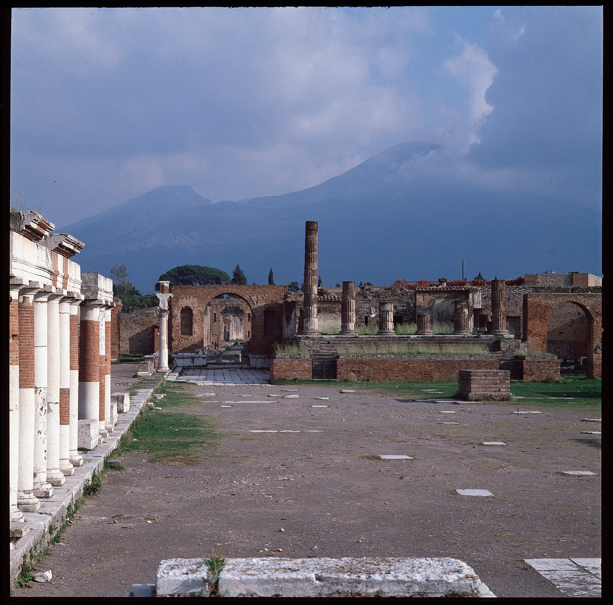 Római művészet: a fórum látképe, Pompei régészeti lelőhelye (Kr. e. I. század – Kr. u. 1. század) Olaszország (Római művészet: Pompei fórum képe alkotó: Roman Roman