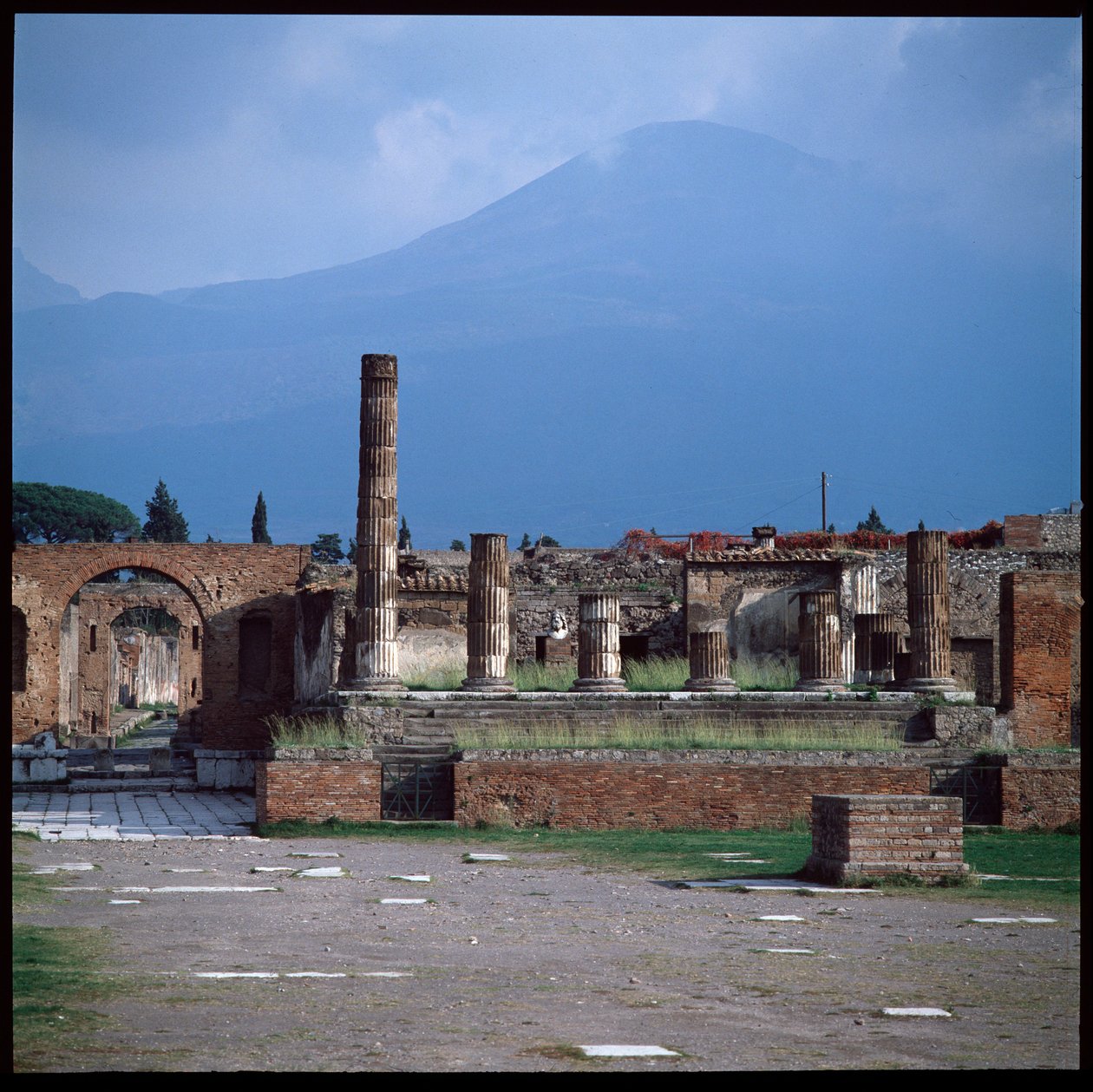 Római művészet: a fórum látképe, Pompei régészeti lelőhelye (Kr. e. I. század – Kr. u. 1. század) Olaszország (Római művészet: Pompei fórum képe alkotó: Roman Roman