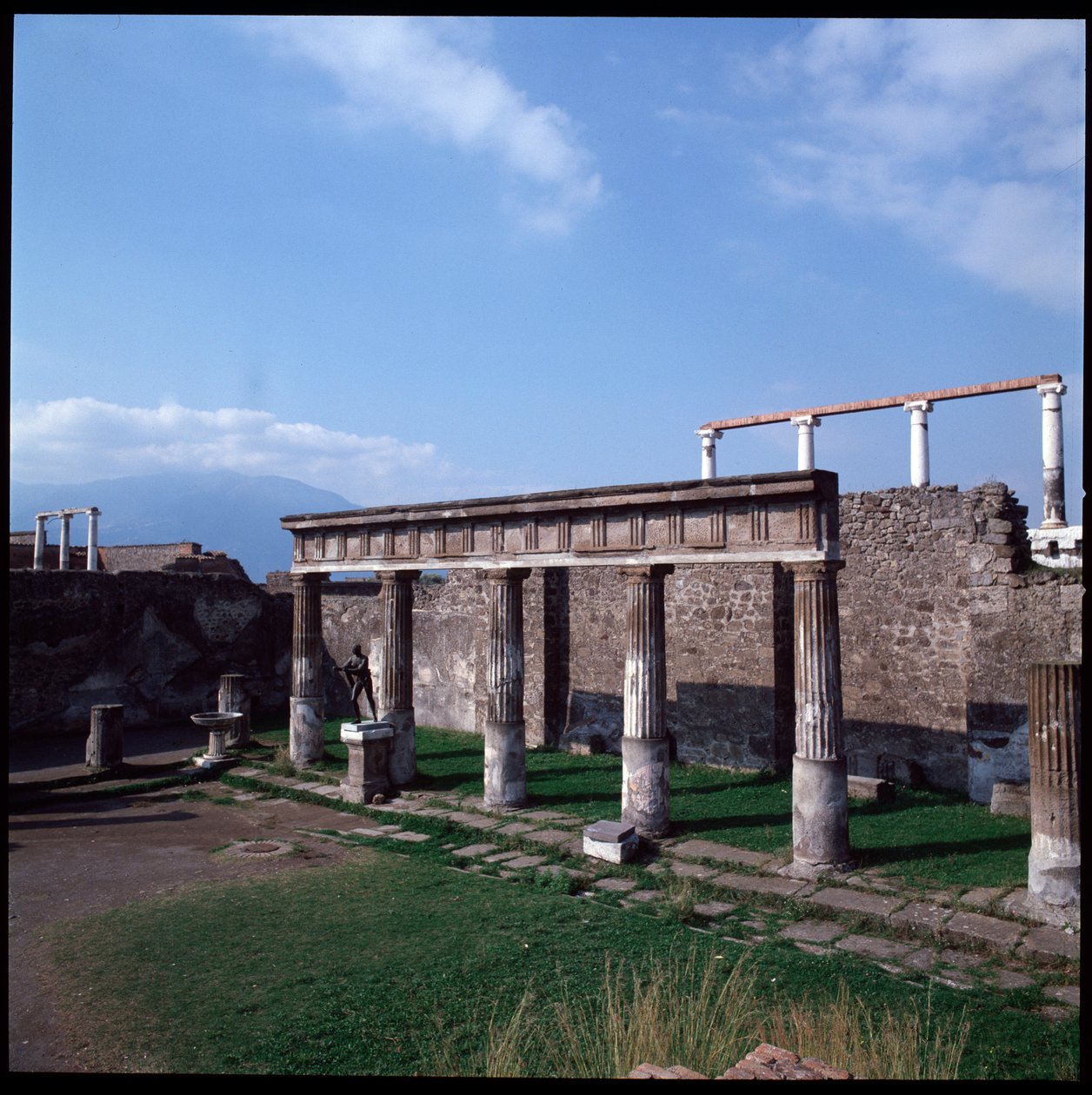 Római művészet: Apollón templomának kilátása Pompei régészeti lelőhelyén (Kr. e. 4. század-Kr. e. 2. század) Olaszország (Római művészet: Apollón templomának képe, Pompei, Kr. e. 4. század – ie 2. század, Olaszország) alkotó: Roman Roman