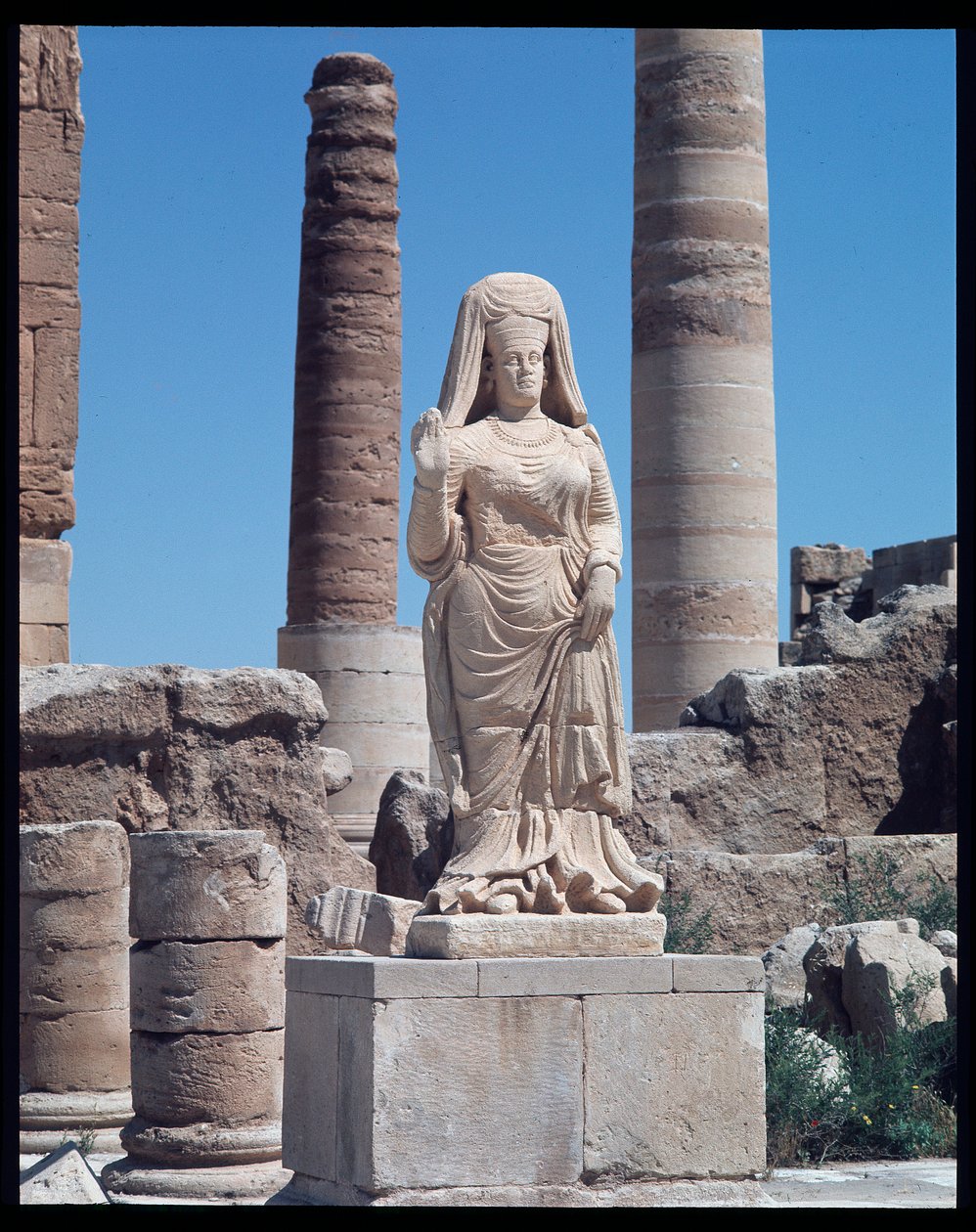 Romok Abu Bint Damion szobrával (i.sz. 1. század) alkotó: Roman Roman