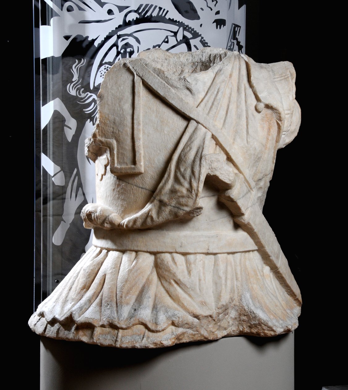 Egy lovas katona faragott törzse (márvány) (lásd még: 371176) alkotó: Roman Roman