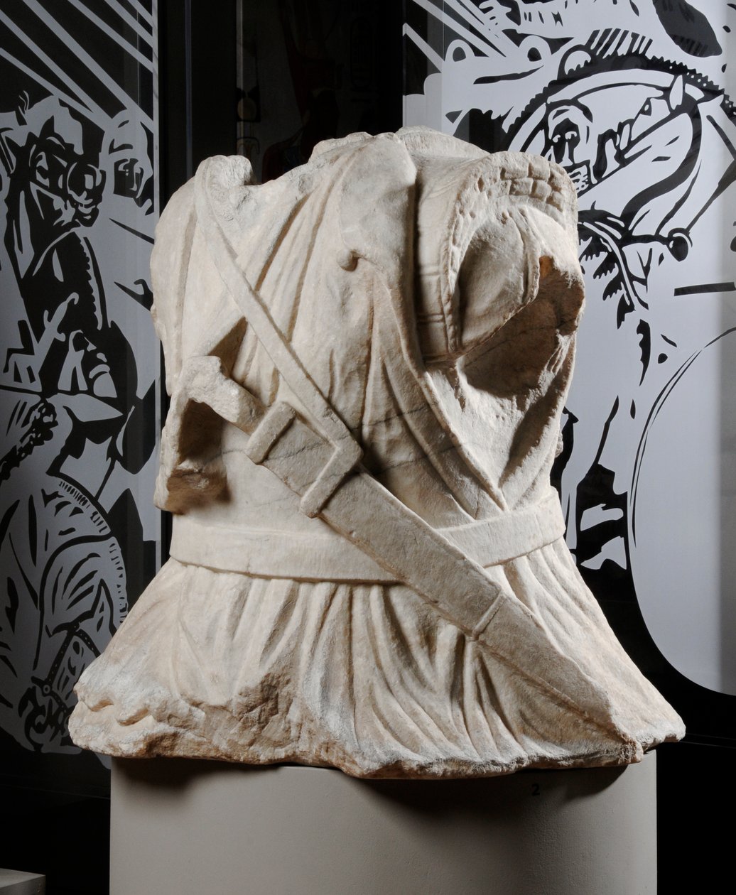 Egy lovas katona faragott törzse (márvány) (lásd még: 371177) alkotó: Roman Roman