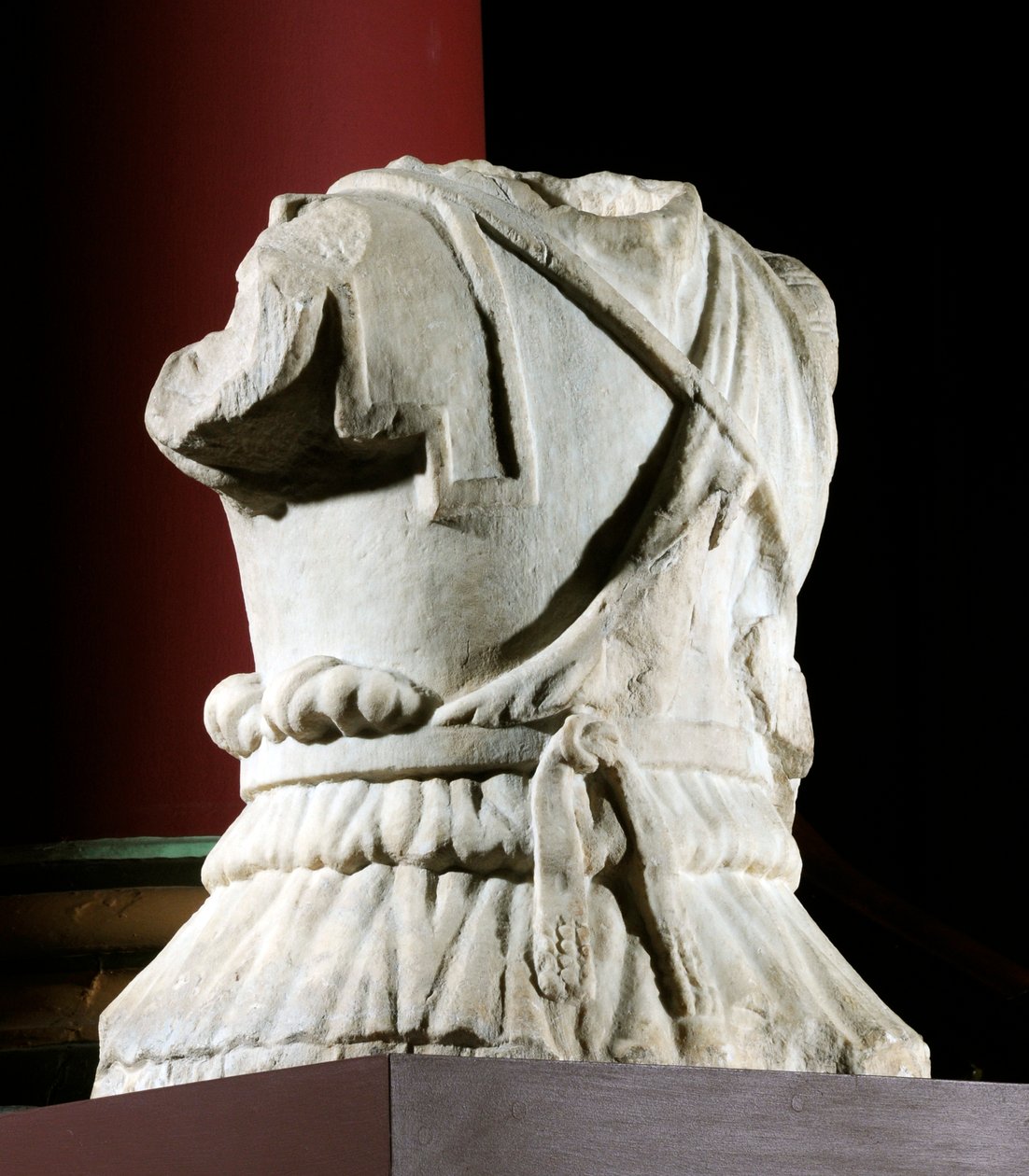 Egy lovas katona faragott törzse (márvány) (lásd még: 371178) alkotó: Roman Roman