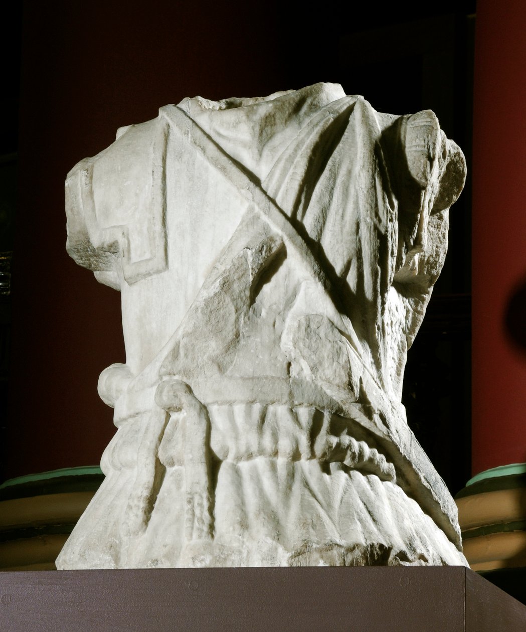 Egy lovas katona faragott törzse (márvány) (lásd még: 371179) alkotó: Roman Roman