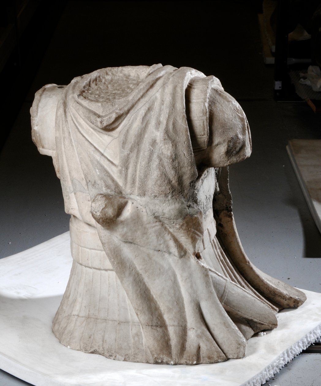 Egy lovas katona faragott torzója súlyosan kopott köpennyel (márvány) alkotó: Roman Roman