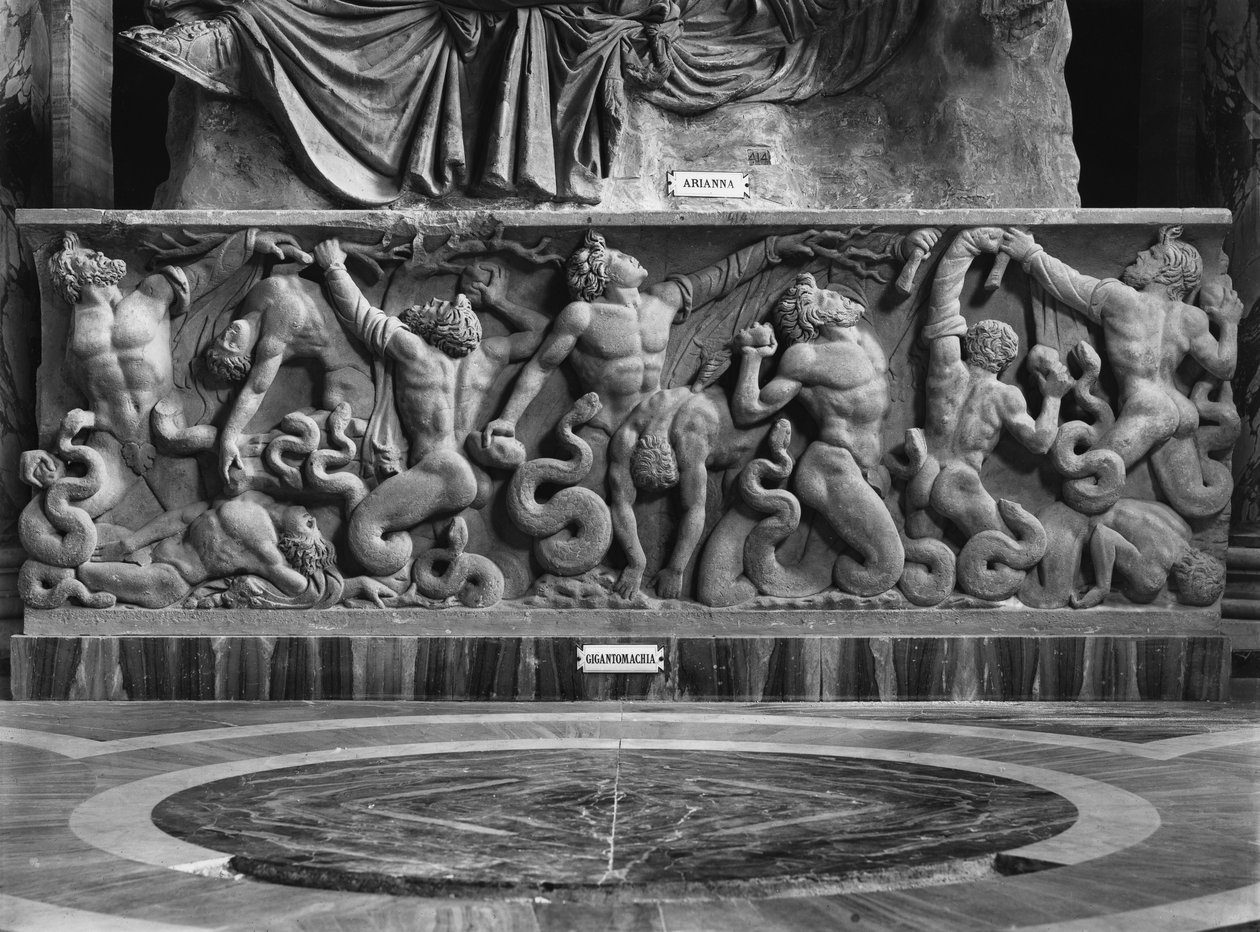 Az óriások, egy dombormű részlete, amely Ariane-t és egy gigantomómiát (márvány) ábrázol (f/w fotó) alkotó: Roman Roman