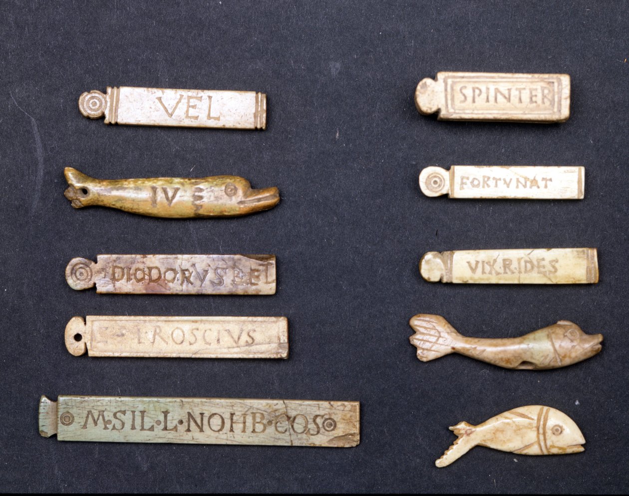 Színházjegyek elefántcsontból a római korból. Museo della Scala Milánóban alkotó: Roman Roman