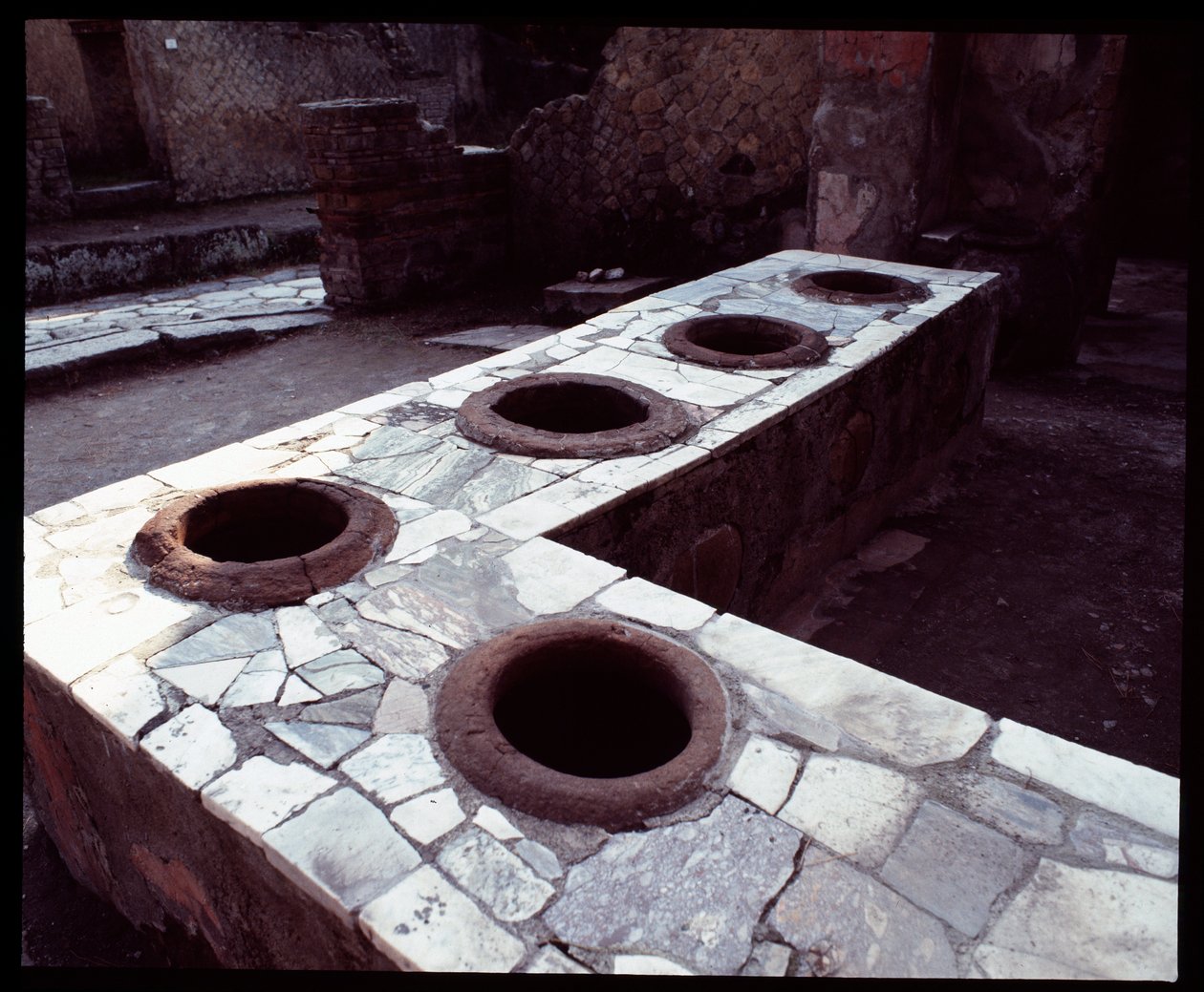 Thermopolium márvány pult, Kr.e. V. század - Kr.u. 1. század alkotó: Roman Roman