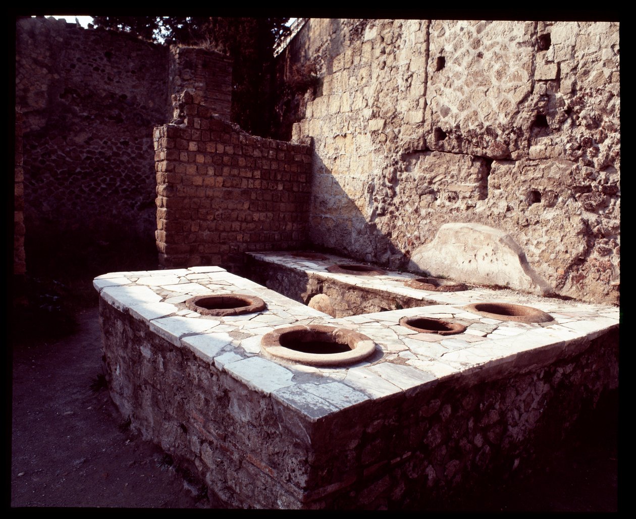Thermopolium márvány pult, Kr.e. V. század - Kr.u. 1. század alkotó: Roman Roman