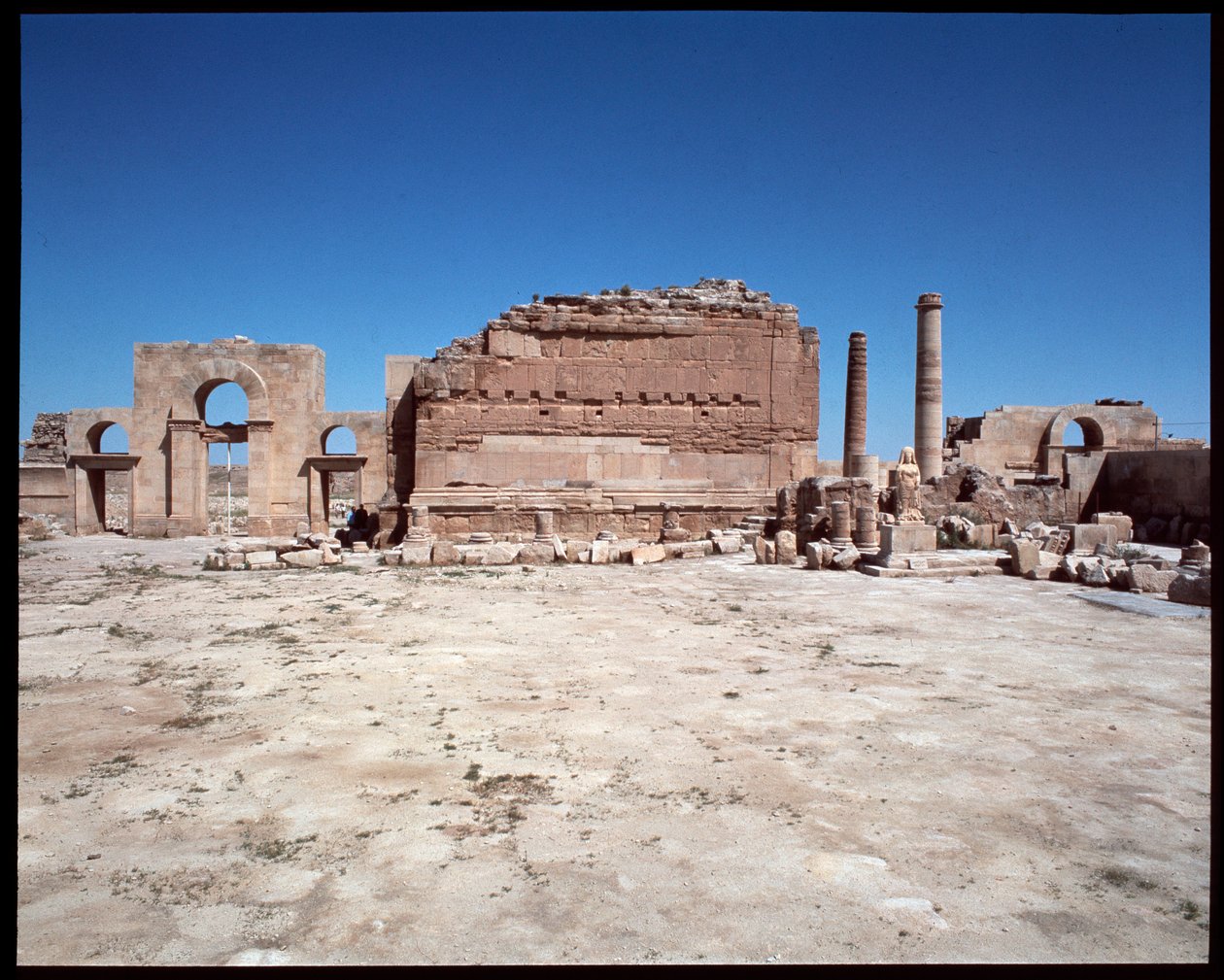 Kilátás a római templomra alkotó: Roman Roman