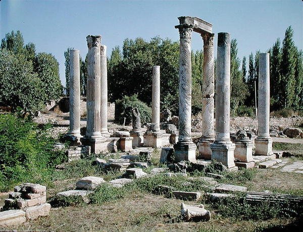 Kilátás a propileákra vagy a monumentális átjáróra alkotó: Roman Roman