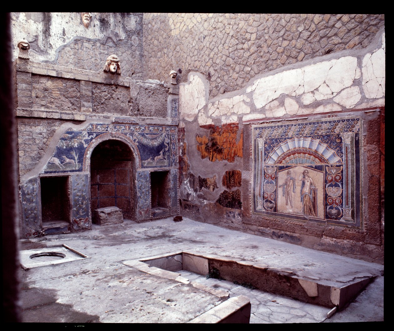 Kilátás a casa di Nettuno e Anfitrite trikliniumára, Kr.e. 5. század – Kr. u. 1. század alkotó: Roman Roman