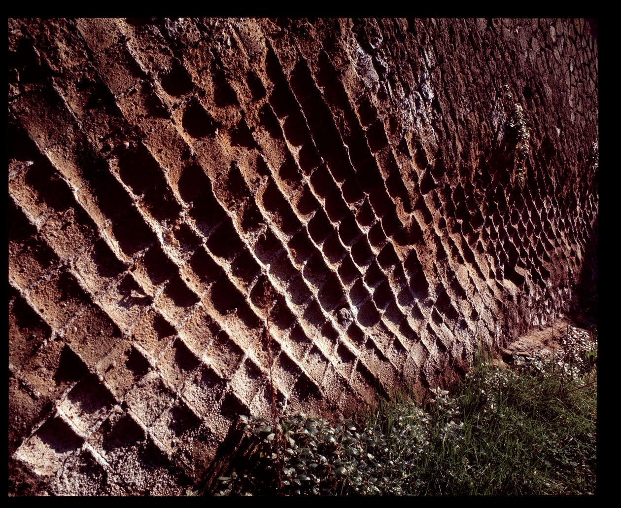 Opus reticulatum építési technikával épült falak látképe, Kr. e. V. század – Kr. u. 1. század alkotó: Roman Roman