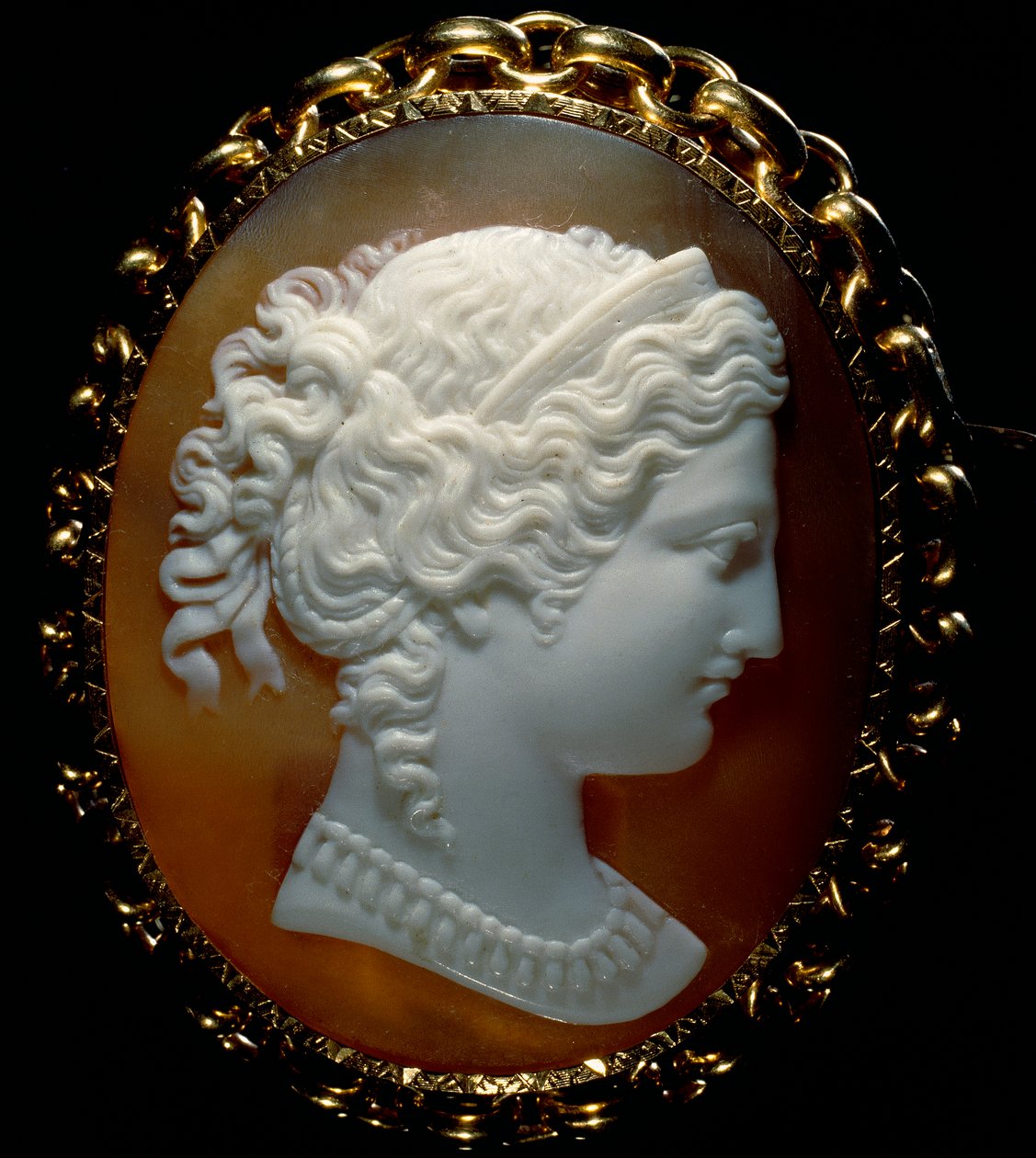 Női profil portréja; cameo on sardonice, arany színben alkotó: Roman School