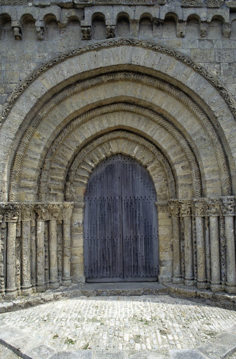 12. századi templom csinos poitevini homlokzattal (román stílusú). Chaize-Giraud Vendée-ben (85). alkotó: Romanesque