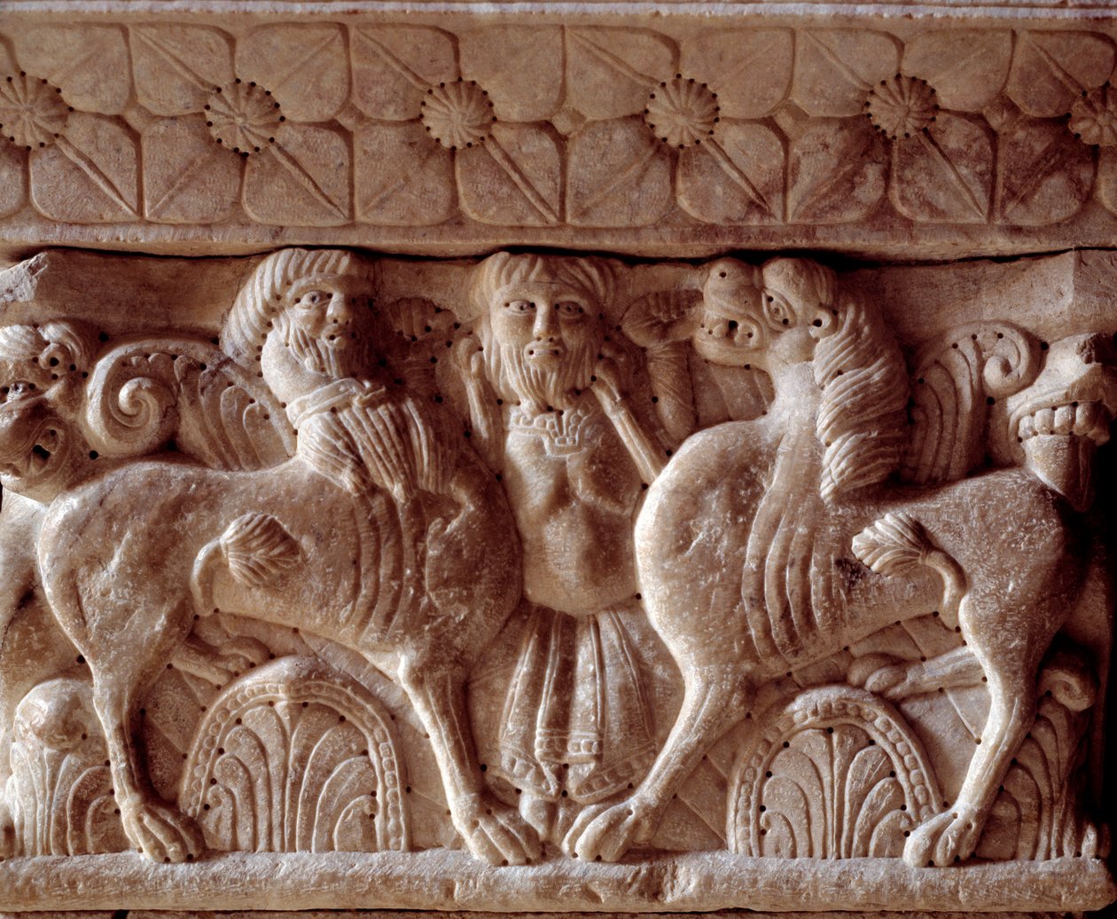 Egy kentaur és egy oroszlán, faragott tőke a kolostor tribünjén alkotó: Romanesque
