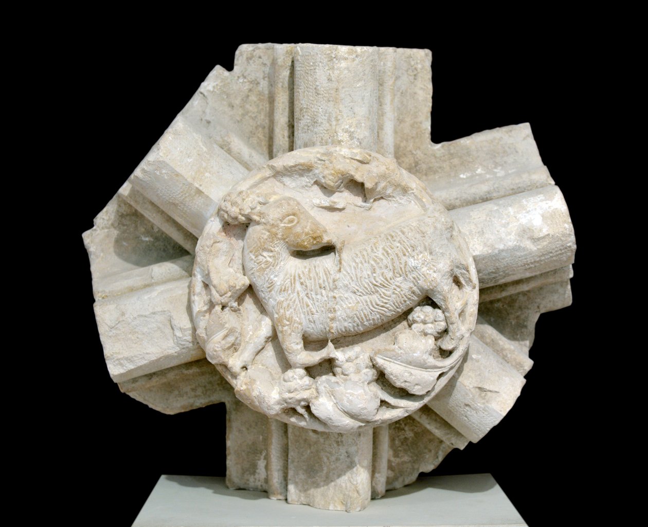 Egy bárány, a Saint Laurent-kápolna (Szent Lőrinc) boltozata, több évre eltűnt, és eredetileg a Fontenay-i ciszterci apátság felett helyezkedett el (Fontenay-i apátság, Burgundia, Franciaország: bárányt ábrázoló zárókő) alkotó: Romanesque