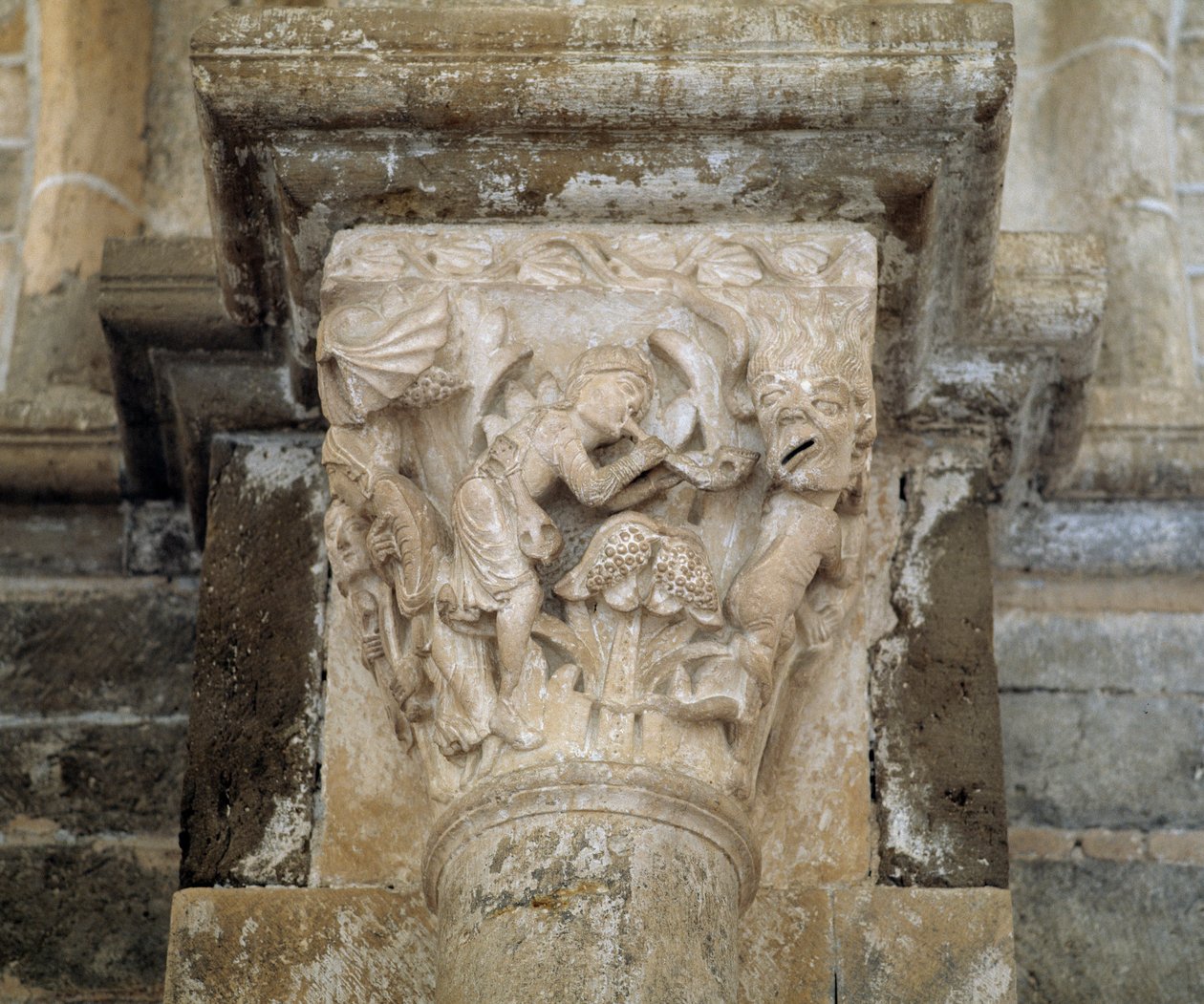 Egy zenész és egy démon, aki a léhaságot szimbolizálja (faragott tőke) alkotó: Romanesque