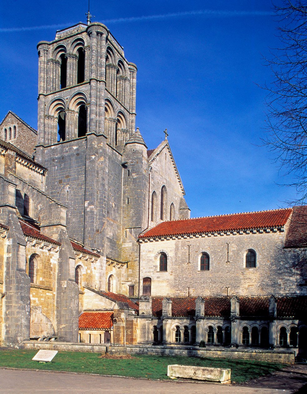 Vezelay-bazilika (Yonne, Burgundia), kilátás kívülről alkotó: Romanesque