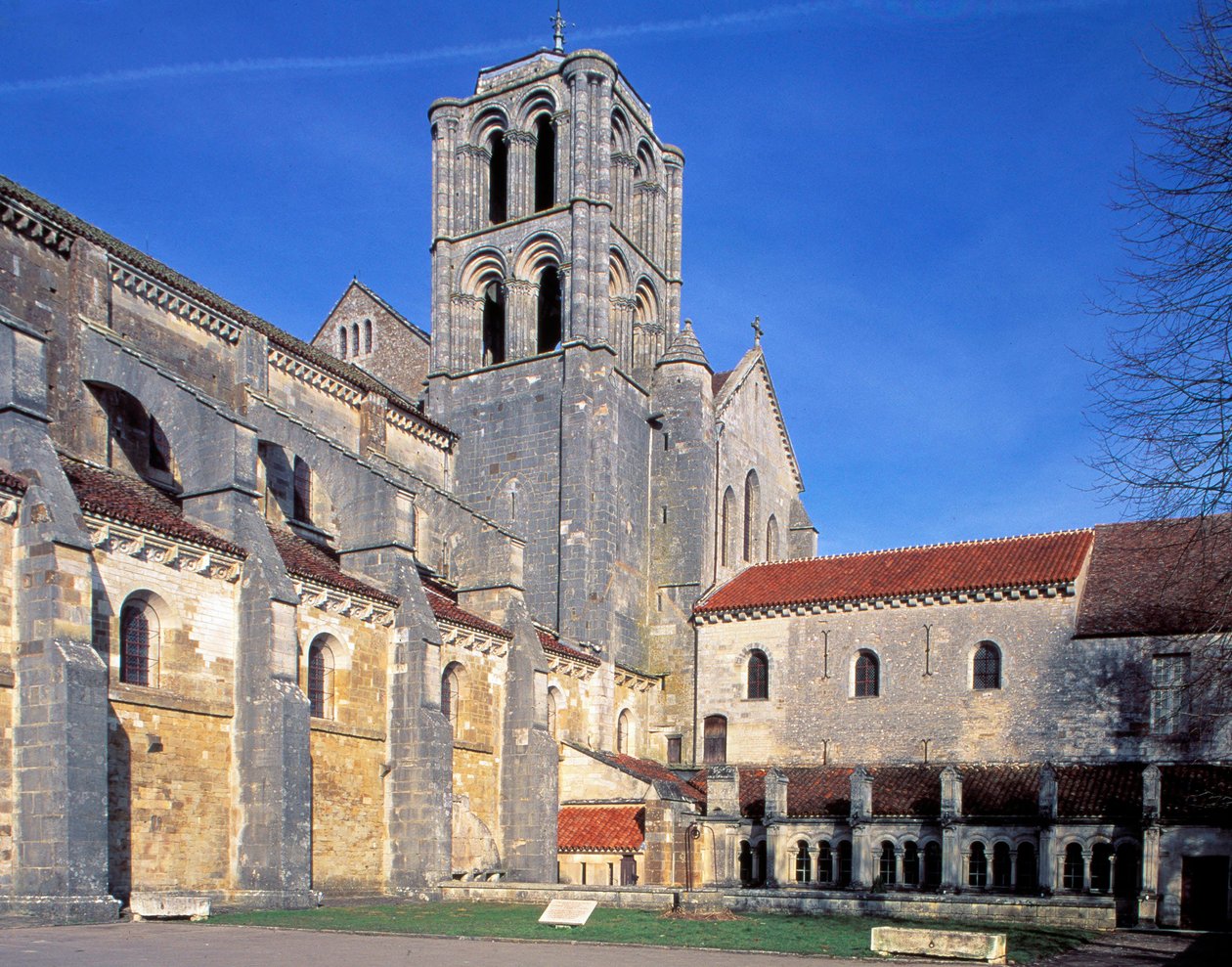 Vezelay-bazilika (Yonne, Burgundia), kilátás kívülről alkotó: Romanesque